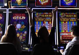 Antarmuka dadutogel menampilkan Wild West Gold dengan tombol putar dan pengaturan taruhan
